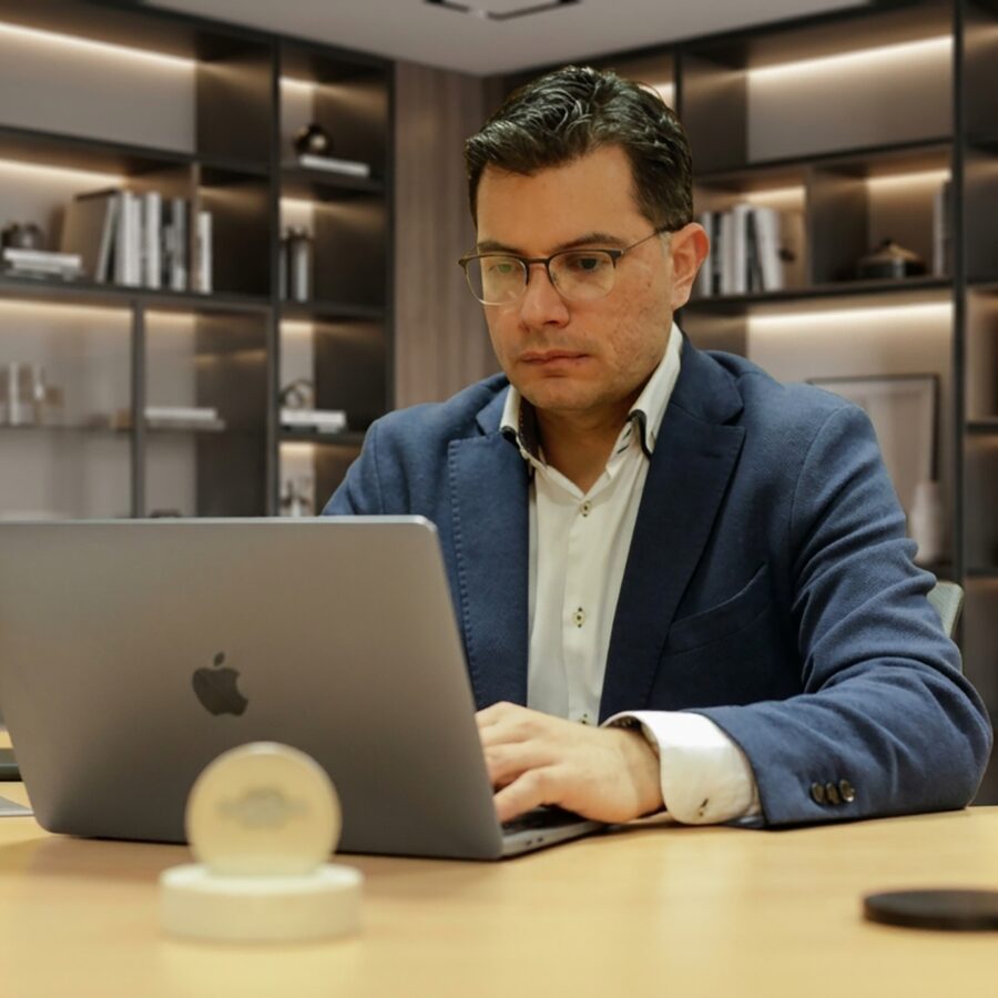 Jimmy M. analizando datos en su portátil